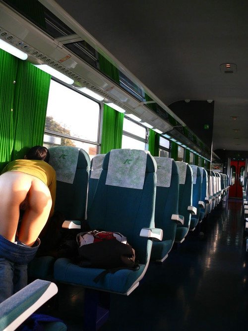 Ass Foto lampeggianti di Ragazza nuda in un treno pubblico